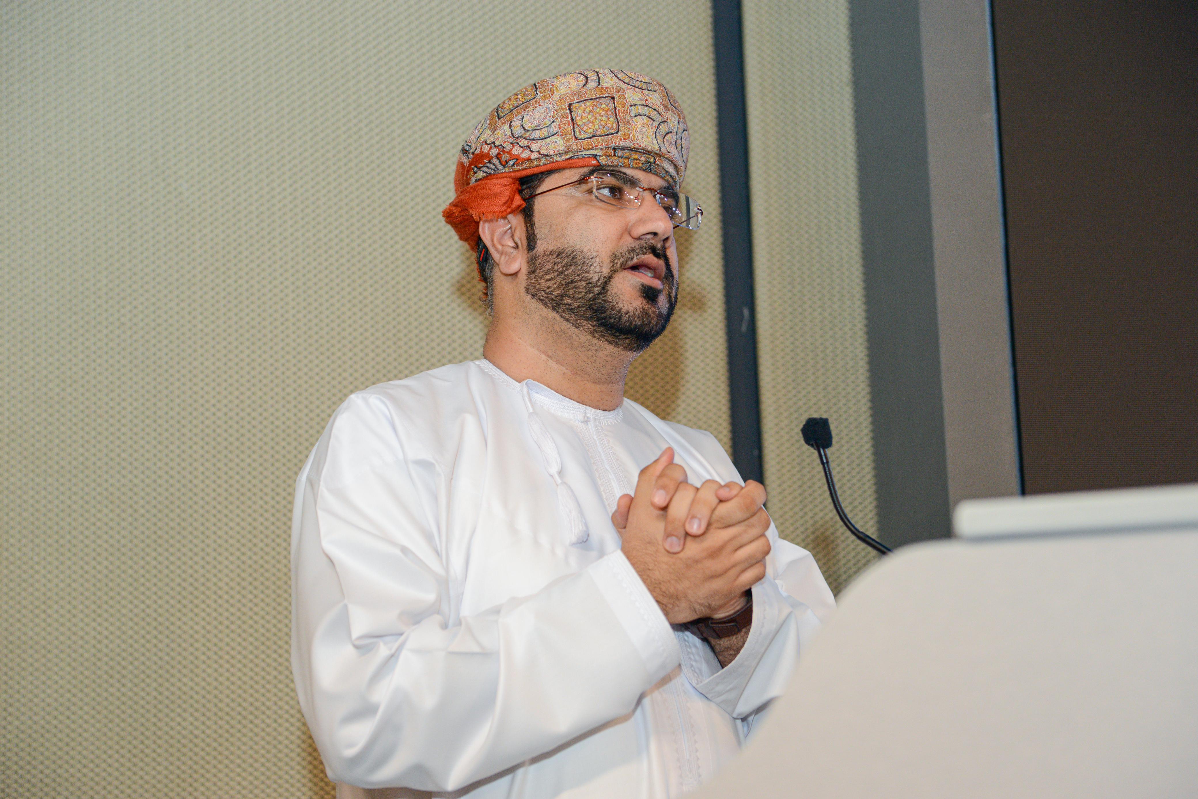 <p>نظمت هيئة البيئة اليوم حلقة عمل لإستعراض منهجيات عمل الصندوق الأخضر المناخ، وذلك بالتعاون مع مختلف الجهات من بينها وزارة المالية وزارة الطاقة والمعادن، ووزارة الإسكان والتخطيط العمراني، ووزارة الثروة الزراعية والسمكية وموارد المياه، والمركز وهيئة الطيران المدني وجهاز الإستثمار العماني.</p>
<p>وهدفت حلقة العمل إلى إستعراض منهجية تقديم الطلبات الى الصندوق الأخضر ،وآلية التقييم، وتحديد آليات كيفية تحديد المشاريع ضمن الأولويات الوطنية.</p>
<p>تم خلال الحلقة عرض نماذج التقييم للمشاريع الذي يتم تقديمها للصندوق الأخضر للمناخ، وعرض مقترحات لمشاريع قادمة يمكن تقديمها للصندوق.</p>
<p>الجدير بالذكر، تأتي حلقة العمل في إطار إهتمام وحرص هيئة البيئة لإيجاد فرص لتعظيم الاستفادة من تمويلات الصندوق الأخضر للمناخ.</p>