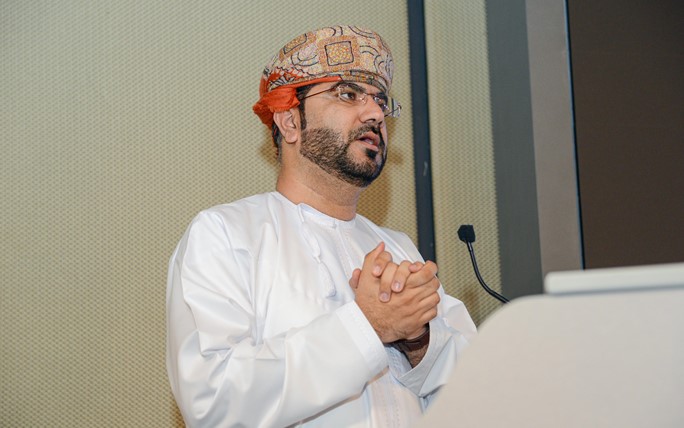 <p>نظمت هيئة البيئة اليوم حلقة عمل لإستعراض منهجيات عمل الصندوق الأخضر المناخ، وذلك بالتعاون مع مختلف الجهات من بينها وزارة المالية وزارة الطاقة والمعادن، ووزارة الإسكان والتخطيط العمراني، ووزارة الثروة الزراعية والسمكية وموارد المياه، والمركز وهيئة الطيران المدني وجهاز الإستثمار العماني.</p>
<p>وهدفت حلقة العمل إلى إستعراض منهجية تقديم الطلبات الى الصندوق الأخضر ،وآلية التقييم، وتحديد آليات كيفية تحديد المشاريع ضمن الأولويات الوطنية.</p>
<p>تم خلال الحلقة عرض نماذج التقييم للمشاريع الذي يتم تقديمها للصندوق الأخضر للمناخ، وعرض مقترحات لمشاريع قادمة يمكن تقديمها للصندوق.</p>
<p>الجدير بالذكر، تأتي حلقة العمل في إطار إهتمام وحرص هيئة البيئة لإيجاد فرص لتعظيم الاستفادة من تمويلات الصندوق الأخضر للمناخ.</p>