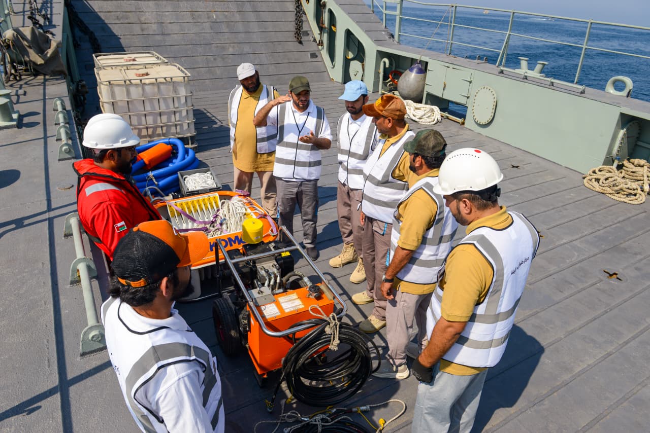 <div></div>
<div></div>
<div>نفذت هيئة البيئة اليوم، بالتعاون مع شركة أوكيو للاستكشاف والإنتاج (OQEP)، التمرين الوطني لمكافحة التلوث بالزيت “نورس 25” في محافظة مسندم، وذلك ضمن الجهود الوطنية لتعزيز الجاهزية والاستجابة الفعّالة لحوادث التسرب النفطي، وبمشاركة عدد من الجهات الحكومية والعسكرية والخاصة ذات العلاقة.</div>
<div></div>
<div>يأتي تنفيذ هذا التمرين في إطار الخطة الوطنية لمكافحة التلوث بالزيت في سلطنة عُمان، ويهدف إلى تفعيل مبدأ القيادة والسيطرة الموحدة أثناء إدارة الحوادث البيئية البحرية، والتأكد من جاهزية الأنظمة والإجراءات المعتمدة لدى مختلف الجهات بالإضافة إلى تقييم كفاءة الاستجابة الوطنية ورفع جاهزية فرق الطوارئ لدى الجهات المعنية.</div>
<div></div>
<div>ويُحاكي تمرين “نورس 25” وقوع حادث تسرب نفطي بحري من المستوى الثاني في محيط محطة مسندم لمعالجة الغاز التابعة لشركة أوكيو للاستكشاف والإنتاج، ناتج عن تسرّب من الأنبوب العائم لنقل النفط الخام، حيث تم خلال التمرين تنفيذ عمليات ميدانية لاحتواء واسترجاع البقعة الزيتية باستخدام الحواجز والمعدات المخصصة، بالإضافة إلى تنفيذ عمليات استطلاع بحري ومتابعة جهود التنسيق الميداني بين الجهات المشاركة.</div>
<div></div>
<div>وأوضحت المهندسة موزة بنت موسى بن عبيد السلامي، مديرة مركز الطوارئ البيئية بالتكليف بهيئة البيئة، أن تنفيذ التمرين الوطني من المستوى الثاني لمكافحة التلوث بالزيت بمحافظة مسندم، الذي جاء بالتنسيق مع شركة أوكيو للاستكشاف والإنتاج، يأتي ضمن الجهود الوطنية لتعزيز الجاهزية ورفع كفاءة منظومة الاستجابة لحوادث التلوث النفطي، وبما يتماشى مع أهداف الخطة الوطنية لمكافحة التلوث بالزيت المعتمدة في سلطنة عُمان.</div>
<div></div>
<div>وأضافت أن هذا التمرين يهدف إلى اختبار قدرات فرق الاستجابة الوطنية وقياس مستوى التنسيق والجاهزية الميدانية بين مختلف الجهات المعنية، وفق ما هو محدد في الخطة الوطنية لمكافحة التلوث بالزيت، والتي تشمل الجهات الحكومية والعسكرية والمدنية والقطاع الخاص والمؤسسات المساندة، بما يسهم في تعزيز التكامل الوطني ورفع كفاءة الأداء أثناء التعامل مع أي حادث تلوث زيتي محتمل.</div>
<div></div>
<div>وأشارت إلى أن تنفيذ التمرين في محافظة مسندم يحمل أهمية خاصة لما تتميز به المحافظة من حساسية بيئية عالية وموقع استراتيجي حيوي عند مدخل مضيق هرمز، مما يجعلها من المناطق ذات الأولوية في خطط الطوارئ الوطنية نظرًا لتنوع مواردها البيئية ووجود أنشطة بحرية وسياحية واقتصادية تتطلب أعلى درجات الحماية والاستعداد.</div>
<div></div>
<div>كما أكدت المهندسة موزة السلامي أن التمرين يجسد روح التعاون والتكامل بين هيئة البيئة وشركائها من مؤسسات الدولة والقطاع الخاص، ويُعد فرصة عملية لتطوير القدرات الفنية وتبادل الخبرات وتعزيز استخدام التقنيات الحديثة في مجال مكافحة التلوث بالزيت.</div>
<div></div>
<div>واختتمت المهندسة تصريحها بالإشادة بجهود جميع الجهات المشاركة والداعمة لتنفيذ التمرين، مؤكدة أن هيئة البيئة ماضية في تعزيز جاهزية مركز الطوارئ البيئية وقياس كفاءة منظومة الاستجابة الوطنية بشكل دوري، لضمان حماية البيئة البحرية والساحلية وصون مواردها الطبيعية، وبما يحقق أهداف التنمية المستدامة في سلطنة عُمان.</div>
<div></div>
<div>الجدير بالذكر أن محافظة مسندم تُعد من المناطق ذات الحساسية البيئية العالية نظرًا لموقعها الاستراتيجي القريب من مضيق هرمز، الذي يُعد من أهم الممرات المائية في العالم، الأمر الذي يبرز أهمية استمرار تنفيذ التمارين الوطنية لضمان حماية البيئة البحرية وصون مواردها الطبيعية.</div>