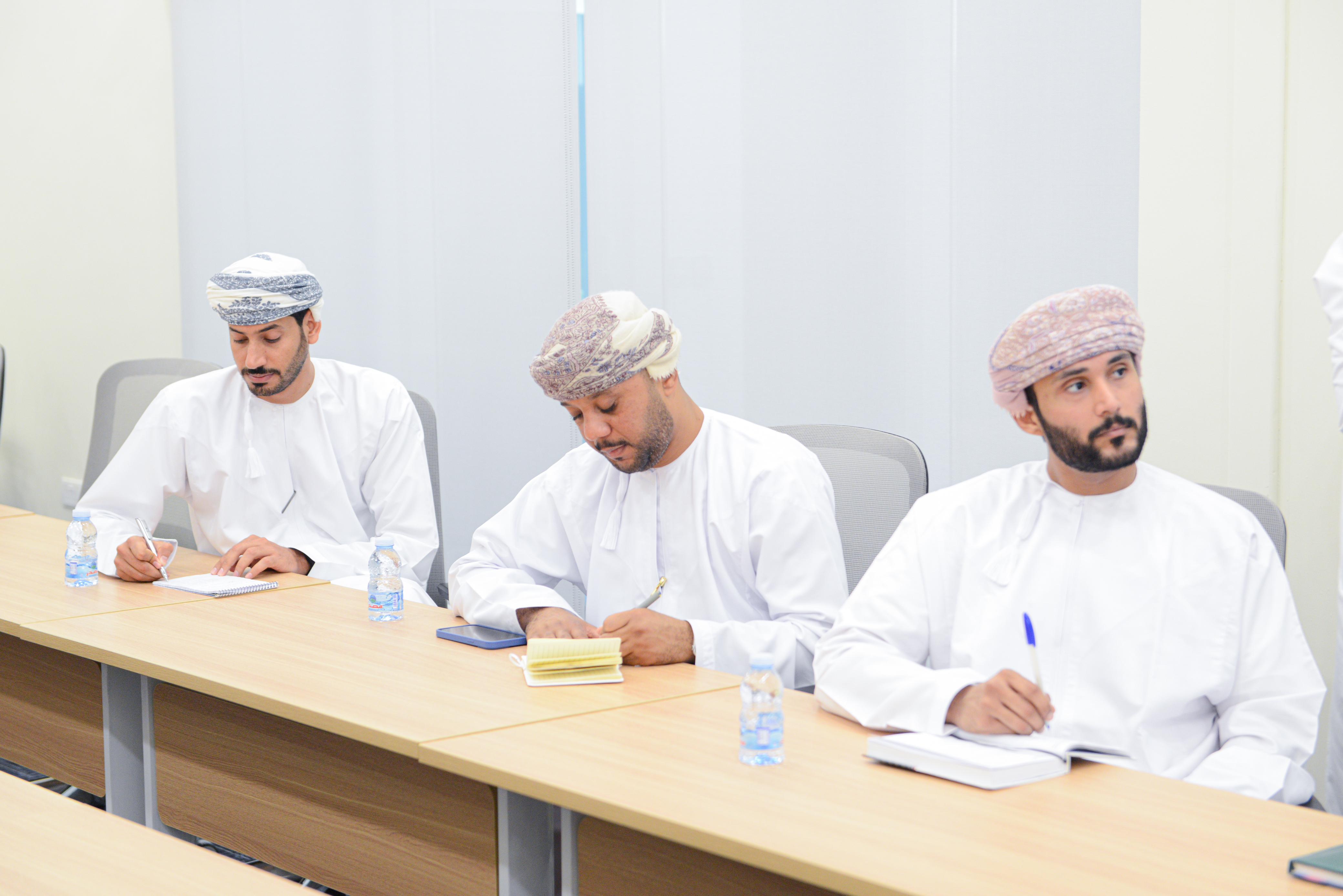 <p> </p>
<p>مسقط في 2 أكتوبر / عقدت سلطنة عمان ممثلة بهيئة البيئة اليوم لقاءً إعلامياً في محافظة مسقط، كشفت فيه عن تفاصيل خطتها للمشاركة في مؤتمر الأطراف التاسع والعشرين لإتفاقية الأمم المتحدة الإطارية بشأن تغير المناخ (COP29) المقرر اقامته في نوفمبر 2024 في باكو بأذربيجان ، والذي يقام للتعرف على آخر المواقف والجهود العالمية لمواجهة ومعالجة تغير المناخ وذلك من أجل الحد من ارتفاع متوسط درجات الحرارة العالمية إلى 1.5 درجة مئوية والتخلص التدريجي لكل ما يؤثر عليه. كما كشفت الهيئة عبر اللقاء الإعلامي عن هوية وشعار المشاركة الذي يعبر عن عمان كمستقبل مستدام.</p>
<p>وقال ابراهيم بن أحمد العجمي مستشار رئيس هيئة البيئة للشؤون المناخية ورئيس الفريق التفاوضي في مفاوضات اتفاقيات الامم المتحدة بشان تغير المناخ بأن مشاركة سلطنة عمان في كوب 29 تأتي من أجل التضامن مع دول العالم وتوحيد الجهود لتحقيق أهداف اتفاق باريس بشان تغير المناخ وتعزيز العمل المناخي وخطط التنمية المستدامة ، وتتضمن المشاركة على 7 محاور رئيسية تتمثل في: الحياد الكربوني وتخفيض انبعاثات غازات الاحتباس الحراري ومشاريع ومبادرات التكييف مع تغير المناخ والأمن الغذائي، والترويج لأسبوع عمان للمناخ، ومؤشر الأداء البيئي العالمي، والبيئة والمحميات الطبيعية والتنوع الأحيائي، ومشاريع ومبادرات تحول الطاقة مثل الطاقة المتجددة والهيدروجين الأخضر وكفاءة الطاقة واحتجاز الكربون، ومبادرات استزراع الأشجار والكربون الأزرق، والمدن المستدامة.</p>
<p>وأشار المستشار إلى أن هذه المشاركة في النسخة القادمة من مؤتمر الاطراف سوف تسهم في إبراز وترسيخ جهود سلطنة عمان الوطنية في مجالات التخفيف والعمل المناخي، وتحول الطاقة، وحماية البيئة والتنوع الأحيائي، بالاضافة إلى الترويج لمقومات السياحة والنمو المستدام في مختلف أرجاء عمان، فضلا عن تحقيق جذب الفرص الاستثمارية والتمويل المستدام في مجالات الهيدروجين والطاقة النظيفة، والتنوع الأحيائي والنقل المستدام.</p>
<p>كما وضح العجمي أن خطة العمل للمشاركة شملت عقد العديد من الاجتماعات التحضيرية والتنسيقية بين المؤسسات ذات العلاقة للخروج بخطة عمل موحدة ومتابعة المخرجات والنتائج ومصادر المعلومات وجداول المشاركة ووسائل العرض والجلسات النقاشية والفريق المشارك، والفريق التفاوضي وتوزيع المهام والاختصاصات.</p>
<p>وبين رئيس الفريق التفاوضي في مفاوضات اتفاقيات الأمم المتحدة بشان تغير المناخ أن أهم المواضيع التفاوضية لسلطنة عمان سوف تركز على: هدف التمويل العالمي للمناخ، والمادة 6 من اتفاقية باريس، والهدف العالمي للتكيف والخطة الوطنية للتكيف والخسائر والأضرار، والانتقال العادل وتدابير الاستجابة وتعزيز بناء القدرات ونقل التكنولوجيا</p>
<p>ومن جانبه أكد حافظ الشكيري عضو فريق الشباب على أن سلطنة عمان سوف تشارك ولاول مرة بفريق للشباب في قمة المناخ COP29 من مهامه العمل على وضع خطة لابراز مشاركة وتمكين الشباب العماني في قضايا تغيير المناخ، وتمثيل الشباب العماني في الجلسات النقاشية وطرح التحديات والحلول المتعلقة بتغير المناخ، واكتساب معرفة جديدة من تجارب الدول الأخرى وتبادل الأفكار والممارسات الجيدة، وتقديم مشاريع ومبادرات شبابية عمانية تركز على الاستدامة والحفاظ على البيئة، وتنظيم ورش عمل وجلسات نقاشية للشباب بمشاركة الشباب من دول العالم لزيادة الوعي حول قضايا المناخ وأهمية تمكين شباب المستقبل في هذا المجال، وتقديم توصيات ملموسة قابلة للتنفيذ في سلطنة عمان لتمكين شباب المستقبل مع القضايا البيئية وابتكار حلول إبداعية استباقية مبتكرة في مواجهة تحديات تغير المناخ.</p>
<p>ومن جهته قدم المهندس نبيل اللواتي عضو الفريق التفاوضي عرض مرئي حول المواضيع التي سيناقشها الفريق التفاوضي في جلسات المفاوضات مثل التخفيف والتكييف والتمويل والعلوم والتقارير والتكنلوجيا وبناء القدرات ومواضيع أخرى متنوعة سيناقش فيها الفريق التفاوضي العماني المشارك في مؤتمر الأطراف 29.</p>
<p>الجدير بالذكر أن الطريق إلى كوب 29، باكو أذربيجان الذي يهدف إلى الوصول لاتفاق جديد للتمويل العالمي، هو استمرار لجهود كوب 28 الذي عقد بالامارات العربية المتحدة وتم خلاله إجراء الجرد العالمي الأول لاتفاقية باريس لتغيير المناخ، وكوب 27 الذي عقد بجمهورية مصر العربية والذي تم فيه إقرار صندوق الخسائر والأضرار، فضلا عن مخرجات نتائج مؤتمر بون (SB60) الذي تم فيه التحضير المؤتمر الكوب القادم.</p>