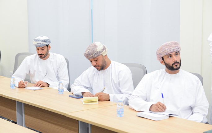 <p> </p>
<p>مسقط في 2 أكتوبر / عقدت سلطنة عمان ممثلة بهيئة البيئة اليوم لقاءً إعلامياً في محافظة مسقط، كشفت فيه عن تفاصيل خطتها للمشاركة في مؤتمر الأطراف التاسع والعشرين لإتفاقية الأمم المتحدة الإطارية بشأن تغير المناخ (COP29) المقرر اقامته في نوفمبر 2024 في باكو بأذربيجان ، والذي يقام للتعرف على آخر المواقف والجهود العالمية لمواجهة ومعالجة تغير المناخ وذلك من أجل الحد من ارتفاع متوسط درجات الحرارة العالمية إلى 1.5 درجة مئوية والتخلص التدريجي لكل ما يؤثر عليه. كما كشفت الهيئة عبر اللقاء الإعلامي عن هوية وشعار المشاركة الذي يعبر عن عمان كمستقبل مستدام.</p>
<p>وقال ابراهيم بن أحمد العجمي مستشار رئيس هيئة البيئة للشؤون المناخية ورئيس الفريق التفاوضي في مفاوضات اتفاقيات الامم المتحدة بشان تغير المناخ بأن مشاركة سلطنة عمان في كوب 29 تأتي من أجل التضامن مع دول العالم وتوحيد الجهود لتحقيق أهداف اتفاق باريس بشان تغير المناخ وتعزيز العمل المناخي وخطط التنمية المستدامة ، وتتضمن المشاركة على 7 محاور رئيسية تتمثل في: الحياد الكربوني وتخفيض انبعاثات غازات الاحتباس الحراري ومشاريع ومبادرات التكييف مع تغير المناخ والأمن الغذائي، والترويج لأسبوع عمان للمناخ، ومؤشر الأداء البيئي العالمي، والبيئة والمحميات الطبيعية والتنوع الأحيائي، ومشاريع ومبادرات تحول الطاقة مثل الطاقة المتجددة والهيدروجين الأخضر وكفاءة الطاقة واحتجاز الكربون، ومبادرات استزراع الأشجار والكربون الأزرق، والمدن المستدامة.</p>
<p>وأشار المستشار إلى أن هذه المشاركة في النسخة القادمة من مؤتمر الاطراف سوف تسهم في إبراز وترسيخ جهود سلطنة عمان الوطنية في مجالات التخفيف والعمل المناخي، وتحول الطاقة، وحماية البيئة والتنوع الأحيائي، بالاضافة إلى الترويج لمقومات السياحة والنمو المستدام في مختلف أرجاء عمان، فضلا عن تحقيق جذب الفرص الاستثمارية والتمويل المستدام في مجالات الهيدروجين والطاقة النظيفة، والتنوع الأحيائي والنقل المستدام.</p>
<p>كما وضح العجمي أن خطة العمل للمشاركة شملت عقد العديد من الاجتماعات التحضيرية والتنسيقية بين المؤسسات ذات العلاقة للخروج بخطة عمل موحدة ومتابعة المخرجات والنتائج ومصادر المعلومات وجداول المشاركة ووسائل العرض والجلسات النقاشية والفريق المشارك، والفريق التفاوضي وتوزيع المهام والاختصاصات.</p>
<p>وبين رئيس الفريق التفاوضي في مفاوضات اتفاقيات الأمم المتحدة بشان تغير المناخ أن أهم المواضيع التفاوضية لسلطنة عمان سوف تركز على: هدف التمويل العالمي للمناخ، والمادة 6 من اتفاقية باريس، والهدف العالمي للتكيف والخطة الوطنية للتكيف والخسائر والأضرار، والانتقال العادل وتدابير الاستجابة وتعزيز بناء القدرات ونقل التكنولوجيا</p>
<p>ومن جانبه أكد حافظ الشكيري عضو فريق الشباب على أن سلطنة عمان سوف تشارك ولاول مرة بفريق للشباب في قمة المناخ COP29 من مهامه العمل على وضع خطة لابراز مشاركة وتمكين الشباب العماني في قضايا تغيير المناخ، وتمثيل الشباب العماني في الجلسات النقاشية وطرح التحديات والحلول المتعلقة بتغير المناخ، واكتساب معرفة جديدة من تجارب الدول الأخرى وتبادل الأفكار والممارسات الجيدة، وتقديم مشاريع ومبادرات شبابية عمانية تركز على الاستدامة والحفاظ على البيئة، وتنظيم ورش عمل وجلسات نقاشية للشباب بمشاركة الشباب من دول العالم لزيادة الوعي حول قضايا المناخ وأهمية تمكين شباب المستقبل في هذا المجال، وتقديم توصيات ملموسة قابلة للتنفيذ في سلطنة عمان لتمكين شباب المستقبل مع القضايا البيئية وابتكار حلول إبداعية استباقية مبتكرة في مواجهة تحديات تغير المناخ.</p>
<p>ومن جهته قدم المهندس نبيل اللواتي عضو الفريق التفاوضي عرض مرئي حول المواضيع التي سيناقشها الفريق التفاوضي في جلسات المفاوضات مثل التخفيف والتكييف والتمويل والعلوم والتقارير والتكنلوجيا وبناء القدرات ومواضيع أخرى متنوعة سيناقش فيها الفريق التفاوضي العماني المشارك في مؤتمر الأطراف 29.</p>
<p>الجدير بالذكر أن الطريق إلى كوب 29، باكو أذربيجان الذي يهدف إلى الوصول لاتفاق جديد للتمويل العالمي، هو استمرار لجهود كوب 28 الذي عقد بالامارات العربية المتحدة وتم خلاله إجراء الجرد العالمي الأول لاتفاقية باريس لتغيير المناخ، وكوب 27 الذي عقد بجمهورية مصر العربية والذي تم فيه إقرار صندوق الخسائر والأضرار، فضلا عن مخرجات نتائج مؤتمر بون (SB60) الذي تم فيه التحضير المؤتمر الكوب القادم.</p>