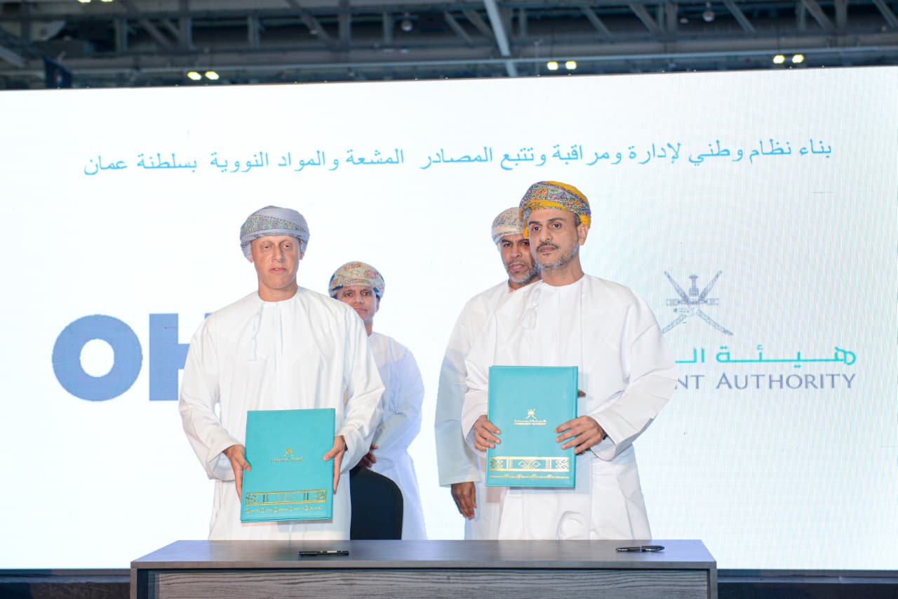 <div></div>
<div></div>
<div>على هامش معرض كومكس 2025 للتكنولوجيا في سلطنة عُمان، وقّعت هيئة البيئة اليوم ثلاثة عقود إستراتيجية كبرى، تمثل نقلة نوعية في مسيرة تحولها الرقمي، وتهدف إلى تطوير الخدمات الإلكترونية الخارجية والداخلية، وكذلك رقمنة العمليات المتعلقة بالمصادر المشعة والمواد النووية، وذلك بتوظيف أحدث التقنيات الحديثة والذكاء الاصطناعي وإنترنت الأشياء، لبناء منظومة رقمية متكاملة وذكية، متوائمةً مع رؤية عُمان 2040.</div>
<div></div>
<div>وشهدت مراسم توقيع ثلاث عقود بحضور سعادة الدكتور عبدالله بن علي العمري، رئيس هيئة البيئة. ووقّع العقد الأول عن الطرف الآخر شركة الحلول الرئيسية للأعمال (أسس) عبدالله بن موسى الكندي، الرئيس التنفيذي للشركة. فيما وقّع العقد الثاني عن شركة أنظمة وبرامج الكمبيوتر (SSL) رامي مقبول آل صالح، مدير عام تطوير الأعمال بالنيابة عن الشركة العُمانية العالمية القابضة (OHI). ووقّع العقد الثالث عن شركة تكنلوجيا الإدارة الصناعية والمقاولات ش.م.م (امتاك) فيصل بن علي التميمي، الرئيس التنفيذي للشركة.</div>
<div></div>
<div>ويركز العقد الأول 