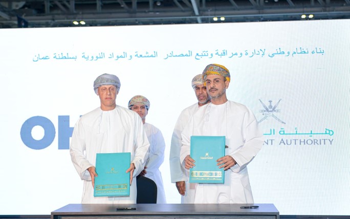 <div></div>
<div></div>
<div>على هامش معرض كومكس 2025 للتكنولوجيا في سلطنة عُمان، وقّعت هيئة البيئة اليوم ثلاثة عقود إستراتيجية كبرى، تمثل نقلة نوعية في مسيرة تحولها الرقمي، وتهدف إلى تطوير الخدمات الإلكترونية الخارجية والداخلية، وكذلك رقمنة العمليات المتعلقة بالمصادر المشعة والمواد النووية، وذلك بتوظيف أحدث التقنيات الحديثة والذكاء الاصطناعي وإنترنت الأشياء، لبناء منظومة رقمية متكاملة وذكية، متوائمةً مع رؤية عُمان 2040.</div>
<div></div>
<div>وشهدت مراسم توقيع ثلاث عقود بحضور سعادة الدكتور عبدالله بن علي العمري، رئيس هيئة البيئة. ووقّع العقد الأول عن الطرف الآخر شركة الحلول الرئيسية للأعمال (أسس) عبدالله بن موسى الكندي، الرئيس التنفيذي للشركة. فيما وقّع العقد الثاني عن شركة أنظمة وبرامج الكمبيوتر (SSL) رامي مقبول آل صالح، مدير عام تطوير الأعمال بالنيابة عن الشركة العُمانية العالمية القابضة (OHI). ووقّع العقد الثالث عن شركة تكنلوجيا الإدارة الصناعية والمقاولات ش.م.م (امتاك) فيصل بن علي التميمي، الرئيس التنفيذي للشركة.</div>
<div></div>
<div>ويركز العقد الأول