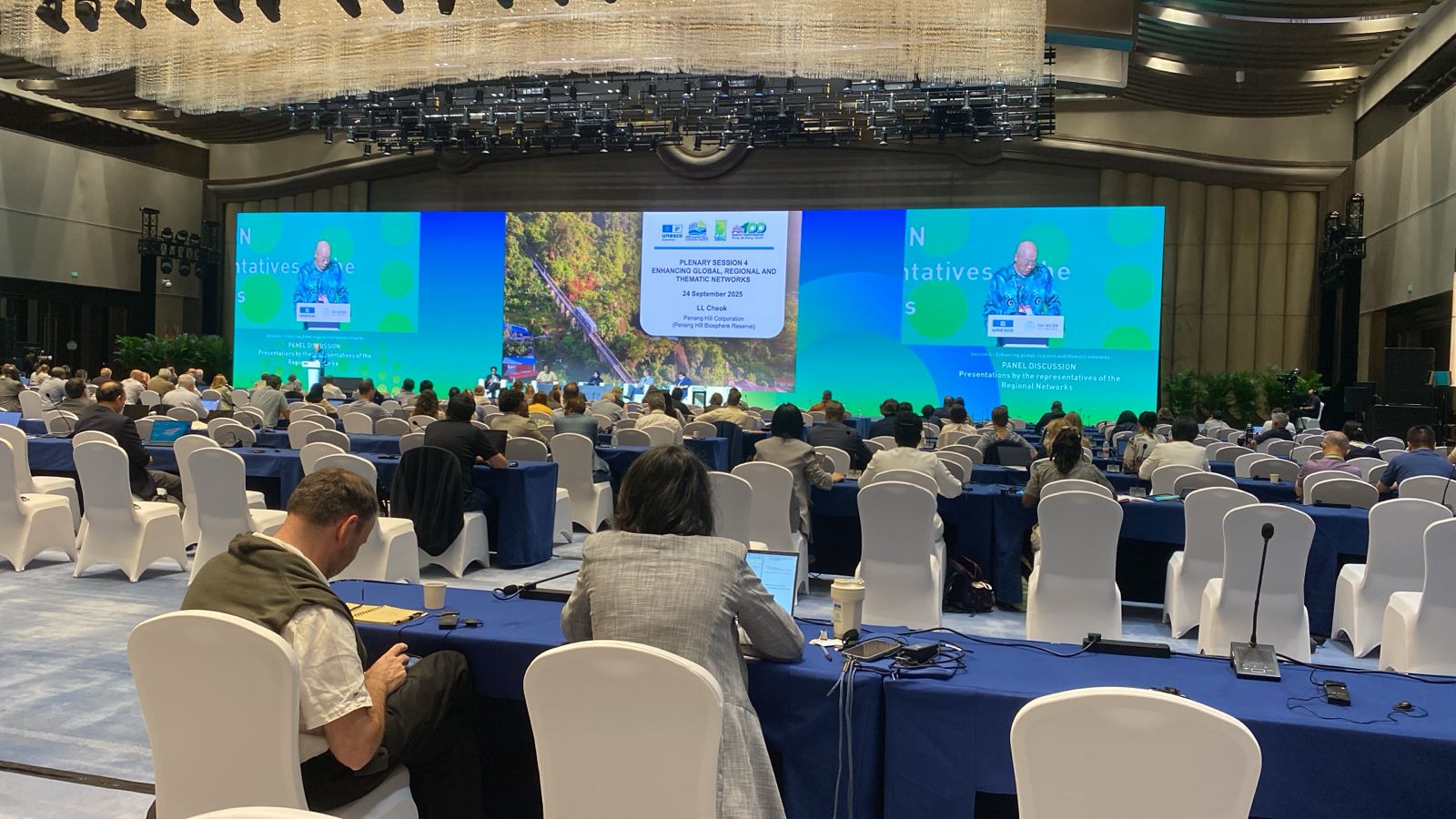 <div></div>
<div>تشارك سلطنة عُمان ممثلة بهيئة البيئة وأمانة اللجنة الوطنية العمانية للتربية والثقافة والعلوم في أعمال المؤتمر العالمي الخامس لمحميات الإنسان والمحيط الحيوي، الذي تستضيفه مدينة هانغتشو الصينية خلال الفترة من 22 إلى 25 سبتمبر 2025.</div>
<div></div>
<div>وشارك الوفد العُماني في الجلسات النقاشية للمؤتمر، ومن بينها جلسة 