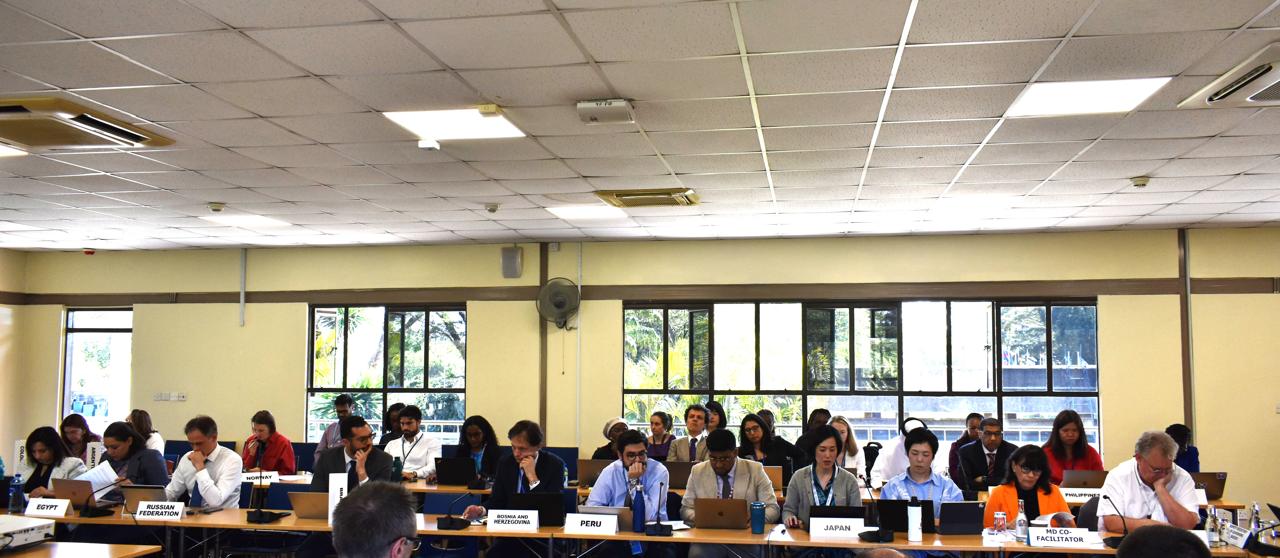 <div></div>
<div></div>
<div>شارك رئيس فريق أعمال وتحضيرات الدورة السابعة لجمعية الأمم المتحدة للبيئة في الاجتماع التشاوري الرابع حول المسودة النهائية للإعلان الوزاري للجمعية في دورتها السابعة. عُقد الاجتماع يوم الأمس في مدينة نيروبي، وترأسته سعادة نصراء بنت سالم الهاشمية، سفيرة سلطنة عمان لدى جمهورية كينيا، نيابة عن سعادة الدكتور عبدالله بن علي العمري رئيس هيئة البيئة ورئيس الدورة السابعة لجمعية الأمم المتحدة للبيئة.</div>
<div></div>
<div>وشارك في هذا الاجتماع عدد من أصحاب السعادة السفراء والمندوبين الدائمين لدى برنامج الأمم المتحدة للبيئة، إلى جانب ممثلي الدول الأعضاء في جمعية الأمم المتحدة للبيئة، وممثلي المجموعات ومنظمات المجتمع المدني المعتمدين لدى البرنامج.</div>
<div></div>
<div>وركزت المناقشات على مراجعة بنود المسودة النهائية للإعلان الوزاري، حيث استمعت الجلسة إلى وجهات نظر الدول وملاحظاتها ومقترحاتها للتعديل.</div>
<div></div>
<div>كما تم خلال الاجتماع بحث خطة العمل القادمة لإتمام صياغة المسودة النهائية، استعدادًا لاستعراضها عبر جولات تشاورية إضافية مع الدول خلال فترة انعقاد اللجنة المفتوحة العضوية للجنة المندوبين الدائمين، على أن يتم اعتمادها النهائي في ديسمبر المقبل خلال انعقاد الجمعية.</div>