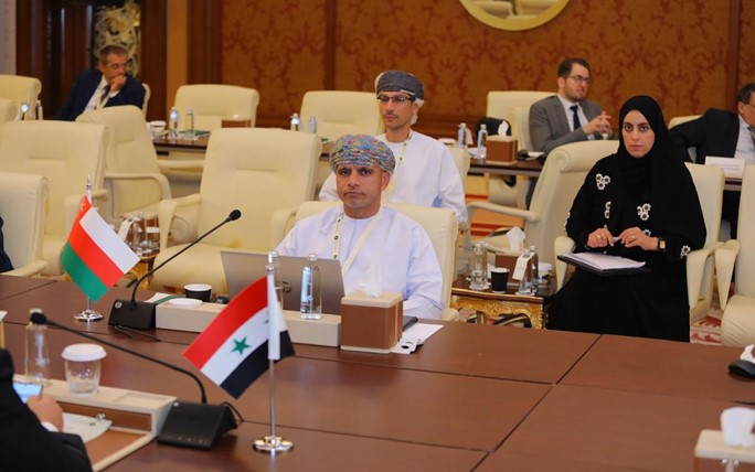 <p>شاركت اليوم سلطنة عُمان ممثلة بهيئة البيئة في الاجتماع (25) للجنة الفنية للبيئة، والذي يعقد خلال الفترة 13–15 أكتوبر 2024م في جدة بالمملكة العربية السعودية، ويأتي الاجتماع تحضيرًا للاجتماع 35 لمجلس وزراء العرب المسؤولين عن شؤون البيئية.</p>
<p>ناقش الاجتماع جملة من الموضوعات ذات الاهتمام المشترك في المجال البيئي بدول المجلس، ومن بينها: متابعه تنفيذ قرارات الدورة السابقة (٣٤) لمجلس وزراء العرب المسؤولين عن شؤون البيئة والتي ترأستها سلطنه عمان خلال عام ٢٠٢٣ م، وكذلك متابعة الاتفاقيات والاجتماعات الدولية المعنية بالبيئة</p>
<p>ومتابعة الاتفاقيات والاجتماعات الدولية المعنية بالبيئة، والاتفاقيات المعنية بمكافحة التصحر والتنوع البيولوجي، و الاتفاقيات المعنية بالمواد الكيميائية والنفايات الخطرة والأوزون، كما ناقش الاجتماع التعاون مع مبادرة مجموعة العشرين العالمية للأراضي، والتعامل العربي مع قضايا تغير المناخ، ومشروع استراتيجية الدول العربية لتمويل العمل المناخي وتعبئته 2030، وربط السياسات المتعلقة بالمياه والزراعة والبيئة، بالإضافة إلى  مخرجات المنتدى العربي للبيئة، وجائزه مجلس وزراء العرب المسولين عن شؤون البيئة ، والصحة والبيئة ، والتحضير للمنتدى العربي للتنمية المستدامة والمنتدى السياسي رفيع المنتدى ،</p>
<p>وإعداد تقرير توقعات حاله البيئة في المنطقة العربية، والاقتصاد الاخضر والدائري، والحلول القائمة على الطبيعة، وكذلك التحضير العربي، والمتابعة لدورات جمعيه الامم المتحدة للبيئة.</p>