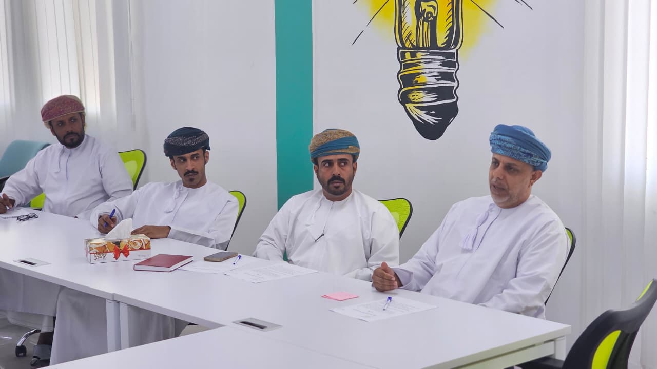 <div>استعرضت هيئة البيئة بمحافظة ظفار، اليوم الأحد الموافق 19 أكتوبر، برنامج 