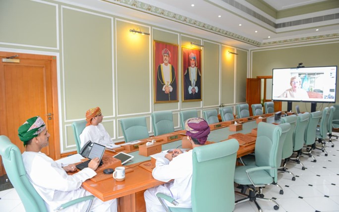 <div></div>
<div></div>
<div>ترأس اليوم سعادة الدكتور عبدالله بن علي العمري رئيس هيئة البيئة ورئيس الدورة السابعة لجمعية الأمم المتحدة للبيئة، وسعادة سلطان حاجييف السفير الأذربيجاني رئيس لجنة المندوبين الدائمين ببرنامج الأمم المتحدة للبيئة، الاجتماع المشترك بين مكتب جمعية الأمم المتحدة للبيئة ولجنة المندوبين الدائمين لمتابعة التحضيرات لانعقاد الدورة السابعة للجمعية. وقد حضر الاجتماع المديرة التنفيذية لبرنامج الأمم المتحدة للبيئة، وسعادة سفيرة سلطنة عمان بنيروبي، وأعضاء مكتب الجمعية ولجنة المندوبين الدائمين، وممثلون عن برنامج الأمم المتحدة للبيئة.</div>
<div></div>
<div>وجرى خلال الاجتماع مناقشة مستجدات خارطة طريق اعداد مسودة الإعلان الوزاري والمشاورات الدولية بشأنه ، حيث  تعميم المسودة الأولى للإعلان الوزاري في 29 أغسطس 2025، وركزت على أربعة مجالات عمل ذات أولوية، وهي: تعزيز الحلول المستدامة للتحديات البيئية العالمية، وتنفيذ الاتفاقيات البيئية متعددة الأطراف، وتعزيز العدالة المجتمعية ووسائل التنفيذ، وتعزيز الحوكمة البيئية العالمية.</div>
<div></div>
<div>كما ناقش المشاركون المشاورات التي عقدت في المنتديات الوزارية بنيروبي وفيجي، وانعكاس مخرجاتها على المسودة،</div>
<div></div>
<div>كما تم استعراض الفعاليات الجانبية المقترح انعقادها على هامش أعمال الجمعية في ديسمبر المقبل </div>
<div></div>
<div>وشدد اصحاب المعالي والسعادة ممثلو مكتب الجمعية ولجنة المندوبين الدائمين على أهمية التعاون العالمي لمواجهة التحديات البيئية الرئيسية، بما يتماشى مع أهداف التنمية المستدامة والأطر الدولية الأخرى</div>
<div></div>
<div>ويُمهد هذا الاجتماع الطريق للدورة السابعة لجمعية الأمم المتحدة للبيئة، التي تُعد محطة حاسمة في تعزيز العمل البيئي العالمي. ومن المقرر أن تُعقد الدورة في ديسمبر 2025، حيث ستجمع قادة العالم وصناع السياسات والخبراء لدفع عجلة العمل البيئي المشترك.</div>