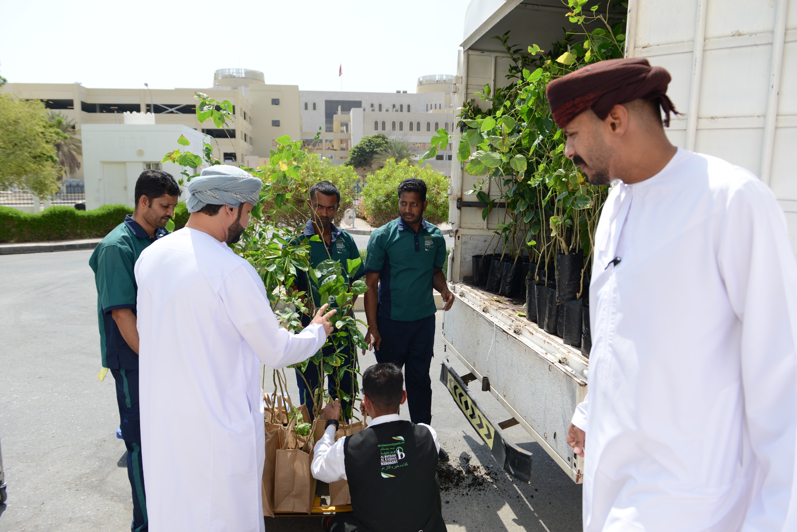 <div>في إطار دعمها للاستدامة البيئية والحفاظ على التنوع البيولوجي، نظمت هيئة البيئة فعالية خاصة قامت خلالها بتوزيع 3000 شتلة من الأشجار المثمرة والبرية على منسوبيها. وجاءت هذه المبادرة، التي أشرفت عليها دائرة الاستزراع والمشاتل، لتعزيز الرقعة الخضراء وإعلاءً للدور الريادي للهيئة في حماية البيئة.</div>
<div></div>
<div>كما تندرج الفعالية ضمن استراتيجية الهيئة الرامية إلى بناء شراكات مجتمعية فاعلة، انطلاقاً من كوادرها الداخلية، سعياً لتحقيق بيئة مستدامة يحافظ عليها الجميع.</div>