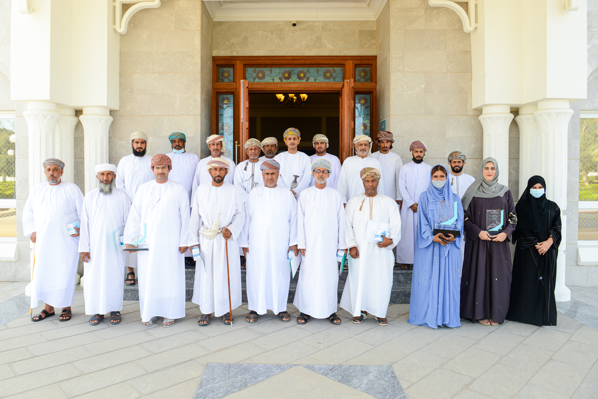 <p> </p>
<p>احتفلت هيئة البيئة بتكريم الموظفين المتقاعدين والتقسيمات الإدارية المجيدة لعام 2021، كما تم الإعلان عن الفائزين في فئة أفضل المشاريع والمبادرات وأفضل وحدات الحياة الفطرية المجيدة ، وذلك تحت رعاية سعادة الدكتور عبدالله بن علي العمري رئيس الهيئة.</p>
<p>بدأ برنامج الحفل بكلمة لسعادة رئيس الهيئة شكر فيها الموظفين والمتقاعدين وجميع دوائر الهيئة على جهودهم خلال الفترة الماضية ، وأكد على أن الهيئة ماضية في تحقيق رؤيتها وأهدافها ، داعياً الجميع إلى بذل المزيد من الجهد لتحقيق الطموحات والنتائج التي وضعتها.</p>
<p>كما شمل الحفل عرض مرئي عن المبادرات التي قامت بها دوائر الهيئة ،تلاه تكريم المتقاعدين تقديراً لجهودهم المبذولة في خدمة الوطن ولما قدموه من خدمات جليلة أثناء عملهم.</p>
<p>وفي الختام قام سعادة الدكتور بتقديم الهدايا التذكارية وشهادات التقدير للمتقاعدين ، وتكريم الفائزين بالمشاريع والمبادرات وأيضاً تكريم أفضل التقسيمات الإدارية المجيدة لعام 2021م .</p>
<p> </p>