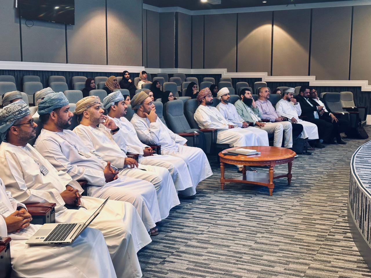 <div>نظمت هيئة البيئة بالتعاون مع شركة “أمتاك”اليوم بمحافظة مسقط عرضًا مرئيًا حول مشروع تحديث وترقية الخدمات الإلكترونية للهيئة. </div>
<div></div>
<div>ويأتي تنفيذ المشروع في إطار الجهود المستمرة التي تبذلها الهيئة لتطوير بنيتها الرقمية وتحسين جودة خدماتها بما يتماشى مع توجهات التحول الرقمي في سلطنة عُمان.</div>
<div></div>
<div>وخلال الاجتماع، قدّمت الشركة المنفذة عرضًا تعريفيًا تضمن نبذة عن الشركة، ومتطلبات المشروع ومراحله، وفريق العمل، ومخرجات المشروع، والجدول الزمني لإنجازه.</div>
<div></div>
<div>ويهدف المشروع إلى تطوير منصة حديثة وسهلة الاستخدام تعتمد على أحدث المعايير في تصميم المنصات والتطبيقات الرقمية، إلى جانب دمج مجموعة من الأنظمة الإلكترونية لتعزيز الكفاءة وتكامل قواعد البيانات. كما تسعى الهيئة من خلال هذا المشروع إلى رقمنة وأرشفة الوثائق والدراسات البيئية، لتسريع الإجراءات والاستفادة القصوى من البيانات في دعم اتخاذ القرار.</div>
<div></div>
<div>كما يهدف المشروع إلى تعزيز تجربة المستخدم الرقمية من خلال إدخال التقنيات الناشئة والذكاء الاصطناعي، بالإضافة إلى تبسيط الإجراءات وإعادة هندستها بما يتيح تقديم خدمات استباقية ومتكاملة تُسهم في تحسين مستوى الأداء المؤسسي ودعم التحول الرقمي الوطني</div>