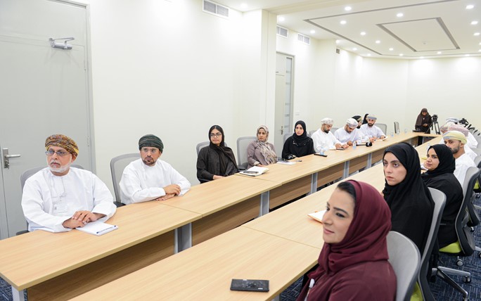 <p><br />مسقط في 2 أكتوبر / عقدت سلطنة عمان ممثلة بهيئة البيئة اليوم لقاءً إعلامياً في محافظة مسقط، كشفت فيه عن تفاصيل خطتها للمشاركة في مؤتمر الأطراف التاسع والعشرين لإتفاقية الأمم المتحدة الإطارية بشأن تغير المناخ (COP29) المقرر اقامته في نوفمبر 2024 في باكو بأذربيجان ، والذي يقام للتعرف على آخر المواقف والجهود العالمية لمواجهة ومعالجة تغير المناخ وذلك من أجل الحد من ارتفاع متوسط درجات الحرارة العالمية إلى 1.5 درجة مئوية والتخلص التدريجي لكل ما يؤثر عليه. كما كشفت الهيئة عبر اللقاء الإعلامي عن هوية وشعار المشاركة الذي يعبر عن عمان كمستقبل مستدام.</p>
<p>وقال ابراهيم بن أحمد العجمي مستشار رئيس هيئة البيئة للشؤون المناخية ورئيس الفريق التفاوضي في مفاوضات اتفاقيات الامم المتحدة بشان تغير المناخ بأن مشاركة سلطنة عمان في كوب 29 تأتي من أجل التضامن مع دول العالم وتوحيد الجهود لتحقيق أهداف اتفاق باريس بشان تغير المناخ وتعزيز العمل المناخي وخطط التنمية المستدامة ، وتتضمن المشاركة على 7 محاور رئيسية تتمثل في: الحياد الكربوني وتخفيض انبعاثات غازات الاحتباس الحراري ومشاريع ومبادرات التكييف مع تغير المناخ والأمن الغذائي، والترويج لأسبوع عمان للمناخ، ومؤشر الأداء البيئي العالمي، والبيئة والمحميات الطبيعية والتنوع الأحيائي، ومشاريع ومبادرات تحول الطاقة مثل الطاقة المتجددة والهيدروجين الأخضر وكفاءة الطاقة واحتجاز الكربون، ومبادرات استزراع الأشجار والكربون الأزرق، والمدن المستدامة.</p>
<p>وأشار المستشار إلى أن هذه المشاركة في النسخة القادمة من مؤتمر الاطراف سوف تسهم في إبراز وترسيخ جهود سلطنة عمان الوطنية في مجالات التخفيف والعمل المناخي، وتحول الطاقة، وحماية البيئة والتنوع الأحيائي، بالاضافة إلى الترويج لمقومات السياحة والنمو المستدام في مختلف أرجاء عمان، فضلا عن تحقيق جذب الفرص الاستثمارية والتمويل المستدام في مجالات الهيدروجين والطاقة النظيفة، والتنوع الأحيائي والنقل المستدام.</p>
<p>كما وضح العجمي أن خطة العمل للمشاركة شملت عقد العديد من الاجتماعات التحضيرية والتنسيقية بين المؤسسات ذات العلاقة للخروج بخطة عمل موحدة ومتابعة المخرجات والنتائج ومصادر المعلومات وجداول المشاركة ووسائل العرض والجلسات النقاشية والفريق المشارك، والفريق التفاوضي وتوزيع المهام والاختصاصات.</p>
<p>وبين رئيس الفريق التفاوضي في مفاوضات اتفاقيات الأمم المتحدة بشان تغير المناخ أن أهم المواضيع التفاوضية لسلطنة عمان سوف تركز على: هدف التمويل العالمي للمناخ، والمادة 6 من اتفاقية باريس، والهدف العالمي للتكيف والخطة الوطنية للتكيف والخسائر والأضرار، والانتقال العادل وتدابير الاستجابة وتعزيز بناء القدرات ونقل التكنولوجيا</p>
<p>ومن جانبه أكد حافظ الشكيري عضو فريق الشباب على أن سلطنة عمان سوف تشارك ولاول مرة بفريق للشباب في قمة المناخ COP29 من مهامه العمل على وضع خطة لابراز مشاركة وتمكين الشباب العماني في قضايا تغيير المناخ، وتمثيل الشباب العماني في الجلسات النقاشية وطرح التحديات والحلول المتعلقة بتغير المناخ، واكتساب معرفة جديدة من تجارب الدول الأخرى وتبادل الأفكار والممارسات الجيدة، وتقديم مشاريع ومبادرات شبابية عمانية تركز على الاستدامة والحفاظ على البيئة، وتنظيم ورش عمل وجلسات نقاشية للشباب بمشاركة الشباب من دول العالم لزيادة الوعي حول قضايا المناخ وأهمية تمكين شباب المستقبل في هذا المجال، وتقديم توصيات ملموسة قابلة للتنفيذ في سلطنة عمان لتمكين شباب المستقبل مع القضايا البيئية وابتكار حلول إبداعية استباقية مبتكرة في مواجهة تحديات تغير المناخ.</p>
<p>ومن جهته قدم المهندس نبيل اللواتي عضو الفريق التفاوضي عرض مرئي حول المواضيع التي سيناقشها الفريق التفاوضي في جلسات المفاوضات مثل التخفيف والتكييف والتمويل والعلوم والتقارير والتكنلوجيا وبناء القدرات ومواضيع أخرى متنوعة سيناقش فيها الفريق التفاوضي العماني المشارك في مؤتمر الأطراف 29.</p>
<p>الجدير بالذكر أن الطريق إلى كوب 29، باكو أذربيجان الذي يهدف إلى الوصول لاتفاق جديد للتمويل العالمي، هو استمرار لجهود كوب 28 الذي عقد بالامارات العربية المتحدة وتم خلاله إجراء الجرد العالمي الأول لاتفاقية باريس لتغيير المناخ، وكوب 27 الذي عقد بجمهورية مصر العربية والذي تم فيه إقرار صندوق الخسائر والأضرار، فضلا عن مخرجات نتائج مؤتمر بون (SB60) الذي تم فيه التحضير المؤتمر الكوب القادم.</p>